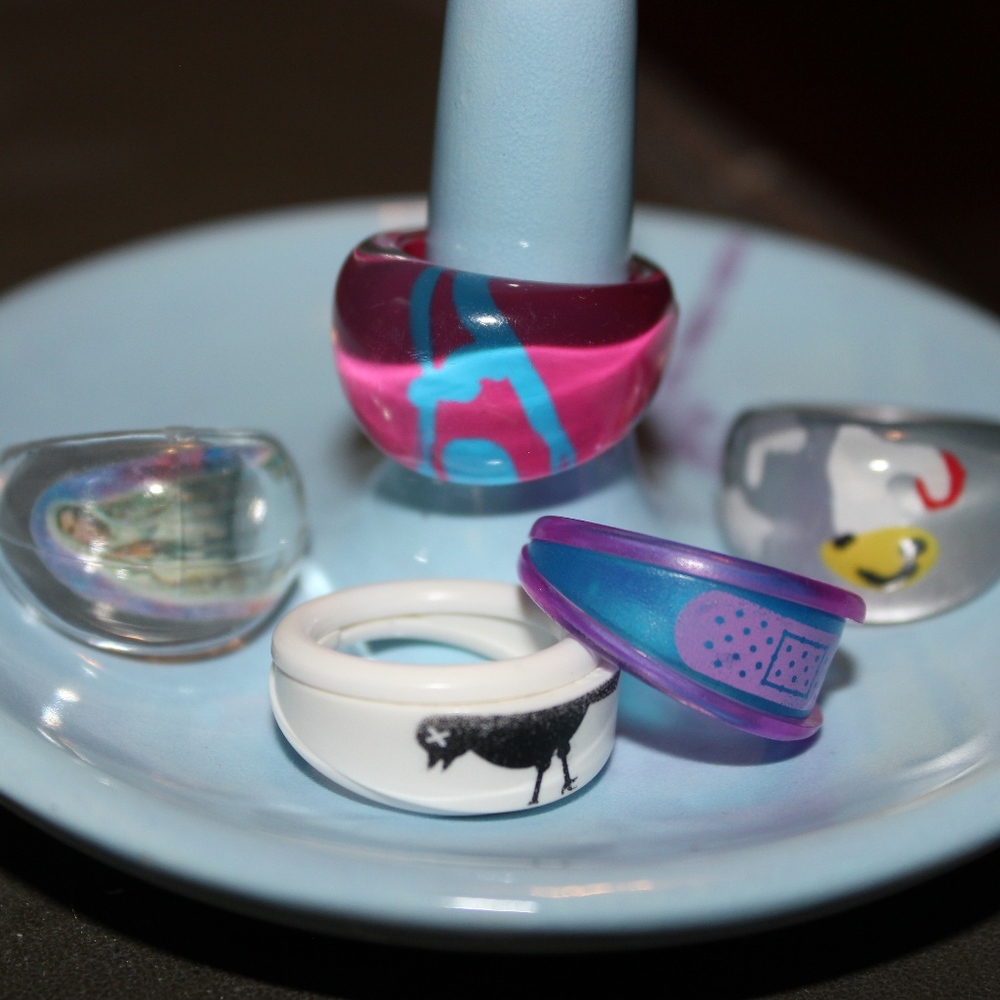 Lot of enamel and plastic novelty rings